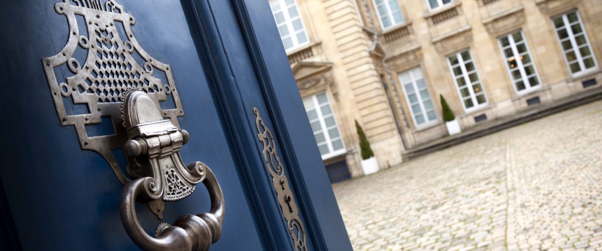 Porte d'entre et heurtoir d'un htel particulier franais